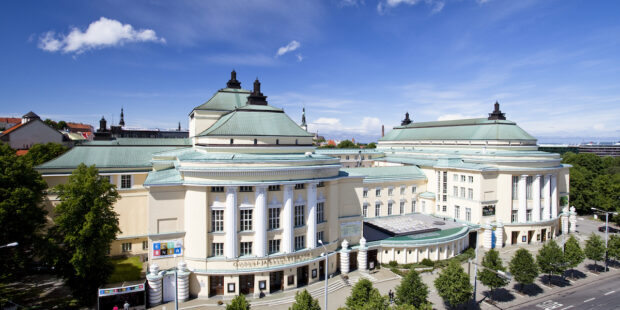 Tutustu Viron kansallisoopperan lavantakaiseen elämään ja historialliseen rakennukseen
